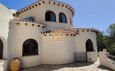 Fantastic villa with large plot, offering privacy and sea views.
